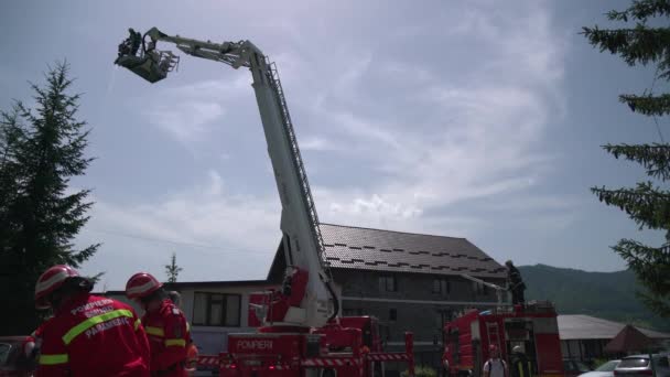 Vigili Del Fuoco Che Preparano All Esercitazione Antincendio — Video Stock