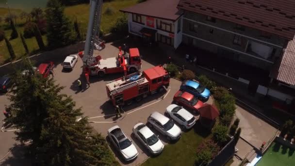 Vista Aerea Dei Camion Dei Pompieri Durante Esercitazione Antincendio — Video Stock