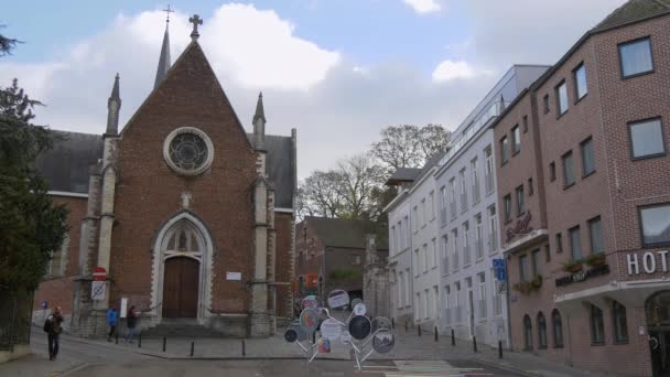 Rote Kirche Mit Rosettenfenster Löwen — Stockvideo