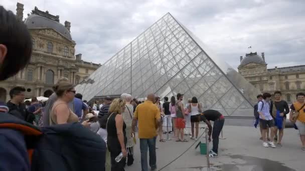 Turistas Cerca Pirámide Del Louvre — Vídeos de Stock
