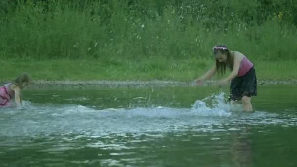 在河里玩的女孩 — 图库视频影像