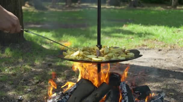 Person Som Bereder Pommes Frites Utomhus — Stockvideo