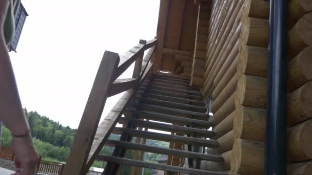シャレーの木の階段を登る女 — ストック動画