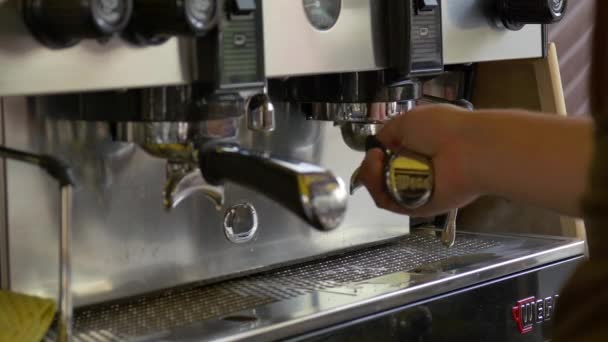 Mains Utilisant Une Machine Café — Video