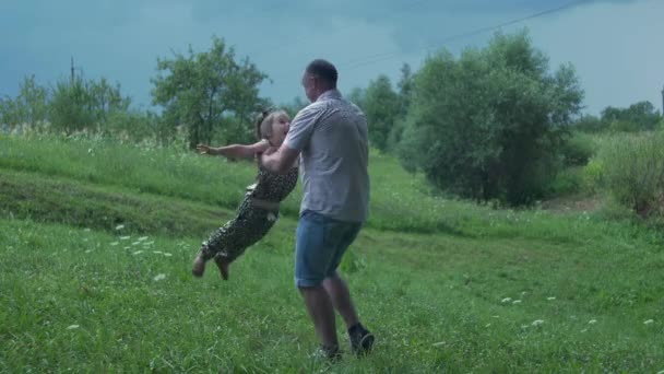 Father Daughter Spinning Field — Stock Video