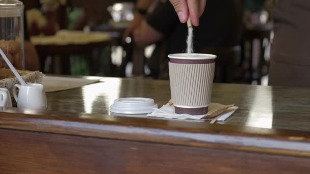 Hand Gießt Zucker Kaffeetasse — Stockvideo
