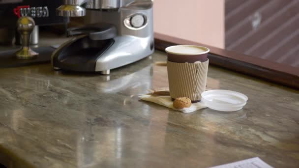 Main Mettre Argent Près Une Tasse Café — Video