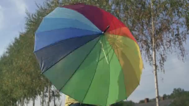 Fille Filant Parapluie Coloré — Video