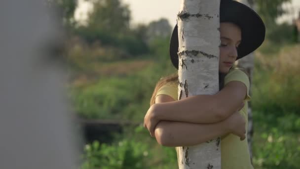 Chica Abrazando Tronco Árbol — Vídeos de Stock