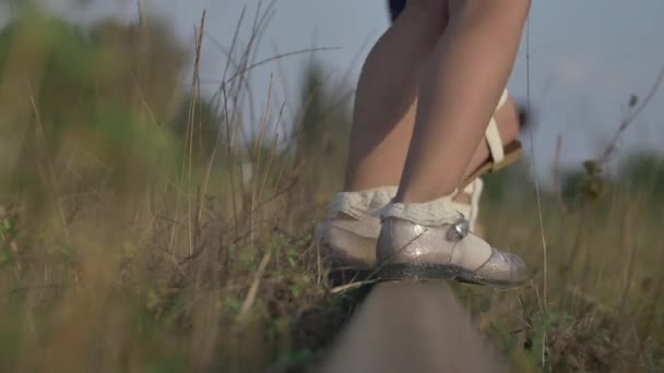 Девушкины Ноги Железной Дороге — стоковое видео