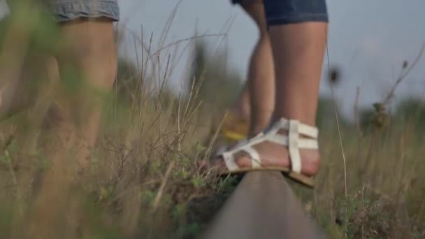 Demiryolunda Kızların Ayaklarını Kapat — Stok video