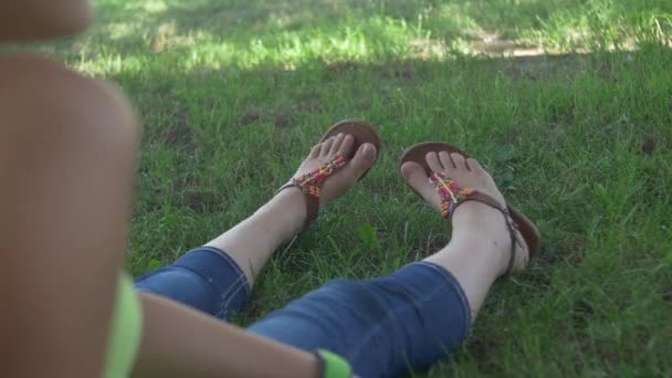 草の上で足を動かす — ストック動画