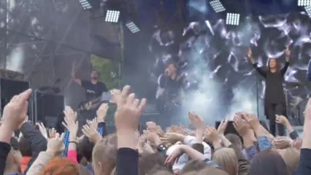 Pessoas Acenar Com Mãos Num Concerto — Vídeo de Stock