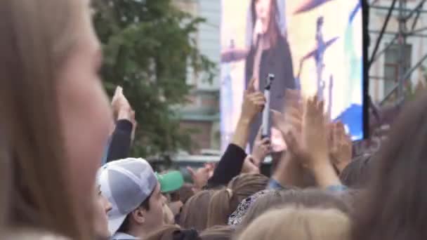 Tieners Een Outdoor Concert — Stockvideo