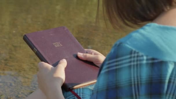 Femeia Care Deține Sfânta Biblie — Videoclip de stoc