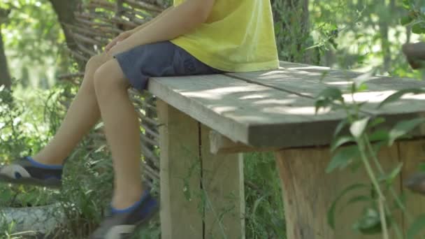 Kind Zittend Tafel — Stockvideo