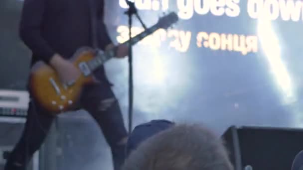 Guitarrista Apresentando Palco — Vídeo de Stock