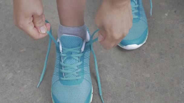 Manos Atando Cordones Zapatos — Vídeo de stock