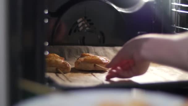 Gebak Uit Oven Halen — Stockvideo