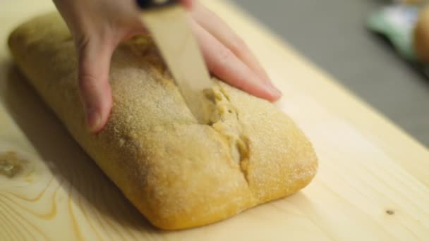 Ekmek Doğrayan Bir — Stok video
