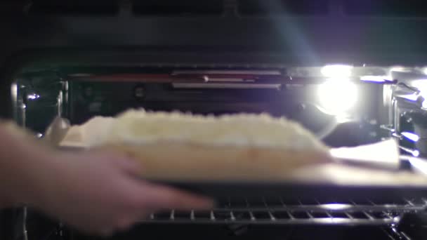 パンのバゲットをオーブンで焼く — ストック動画