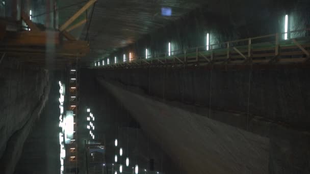 Turda Tuz Madeni Nin Merdivenlerinden Aşağı Eğil — Stok video
