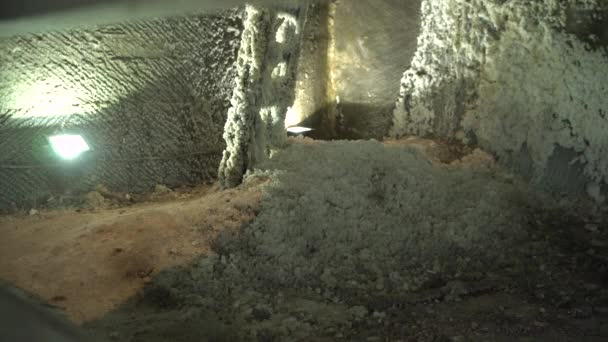 Turda Tuz Madeninde Tuz Kaplı Duvarlar — Stok video