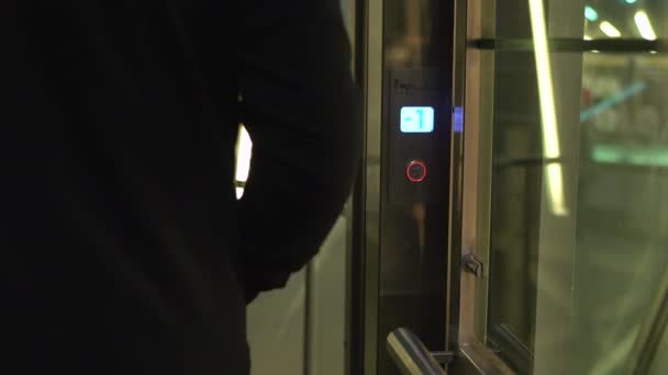 Homme Appelle Ascenseur — Video