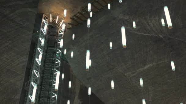 Turda Tuz Madeninin Tavanından Sarkan Işıklar — Stok video