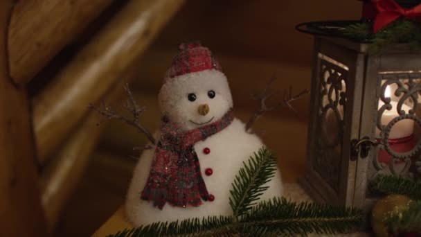 Decoración Muñeco Nieve Cerca Una Linterna — Vídeo de stock