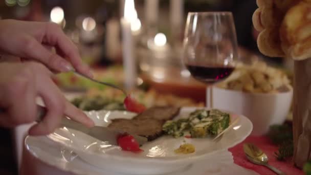 手在固定的桌子上把食物切在移动的盘子上 — 图库视频影像