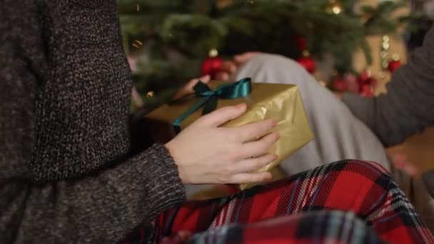 Mujer Dando Regalo Manos Del Hombre — Vídeos de Stock