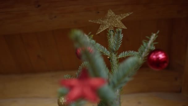 Χαμηλή Γωνία Ενός Αστεριού Στην Κορυφή Ενός Χριστουγεννιάτικου Δέντρου — Αρχείο Βίντεο