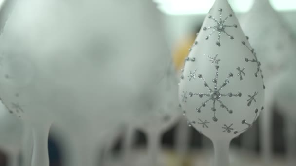 Close Van Een Witte Kerst Ornament — Stockvideo