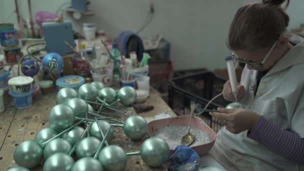 Trabajando Una Tienda Decoraciones Navideñas — Vídeos de Stock