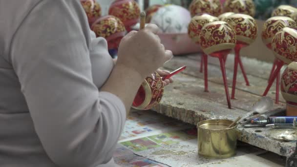 赤いガラスのクリスマスグローブの製造 — ストック動画