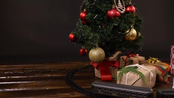 Árbol Navidad Con Tren Juguete — Vídeo de stock