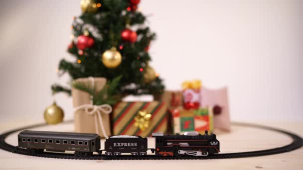 Tren Cerca Del Árbol Navidad — Vídeos de Stock