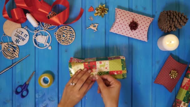 Mani Che Avvolgono Regalo — Video Stock