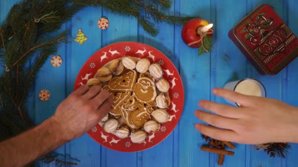 Mãos Tomando Biscoitos Uma Chapa — Vídeo de Stock