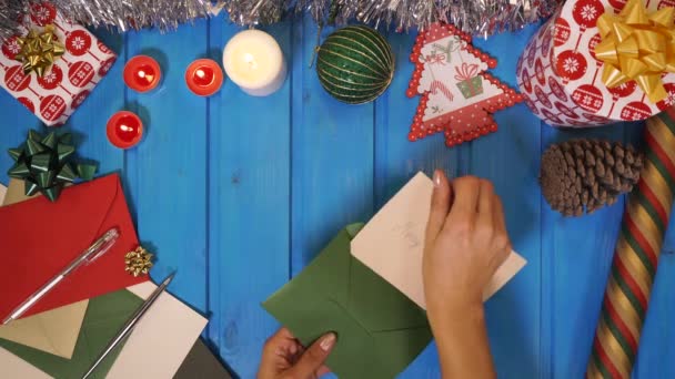 Manos Sellar Una Tarjeta Navidad Sobre — Vídeos de Stock