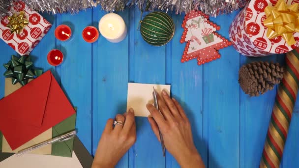 Χέρια Γράφοντας Μια Αγαπημένη Κάρτα Σάντα — Αρχείο Βίντεο