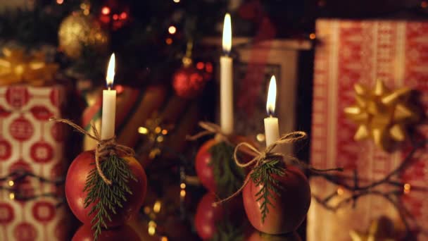 Kilátás Világított Karácsonyi Gyertyák — Stock videók