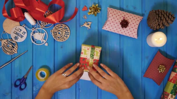 Geschenke Für Weihnachten Einpacken — Stockvideo