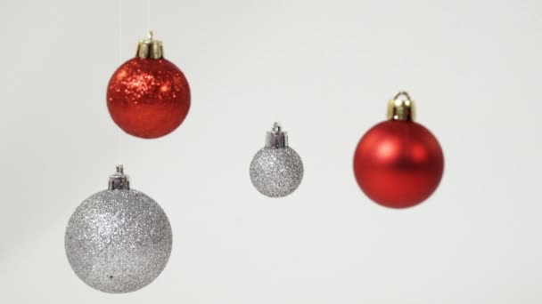 銀と赤のクリスマスボール — ストック動画