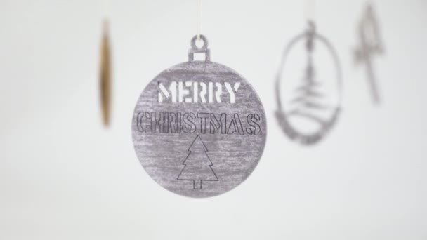 Silberdekoration Mit Merry Christmas Inschrift — Stockvideo