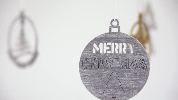 Zilveren Ornament Met Vrolijke Kerstinscriptie — Stockvideo