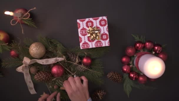 Manos Organizando Una Decoración Navideña — Vídeo de stock