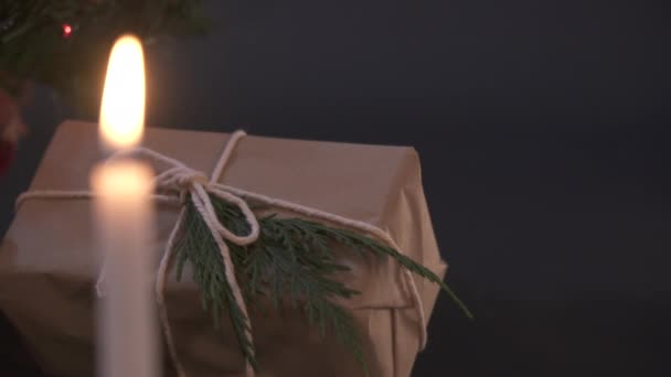 Nahaufnahme Von Geschenken Der Nähe Des Weihnachtsbaums — Stockvideo