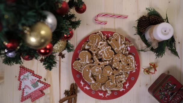 Teller Mit Lebkuchen Auf Dem Tisch — Stockvideo